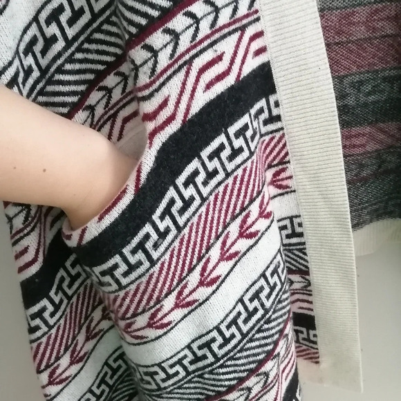 Aritzia Golden by TNA Alpaca and Wool Oversized Tribal Shawl Wrap Small/Medium - Picture 9 of 16